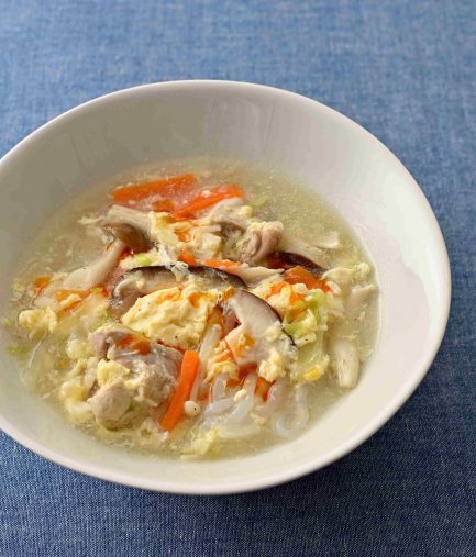 「しらたき酸辣湯(サンラータン)」豚汁に酢、しらたきを追加! 低カロリーで腹持ちのよい、即効やせ効果の「ずぼら瞬食スープ」(画像:「ずぼら瞬食スープダイエット」(小学館)より)