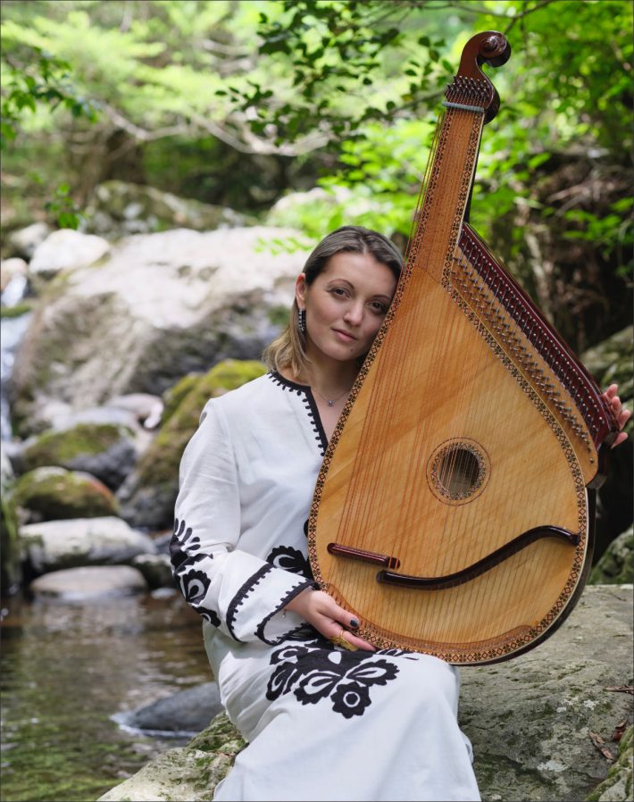 ウクライナの民族楽器「バンドゥーラ」奏者・歌手のカテリーナさん　