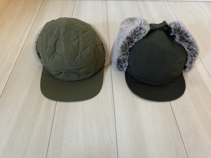 左：ワークマン「防風・撥水ストレッチフライトキャップ」（税込1280円） ／ 右：GU「フライトキャップ」（税込1490円）