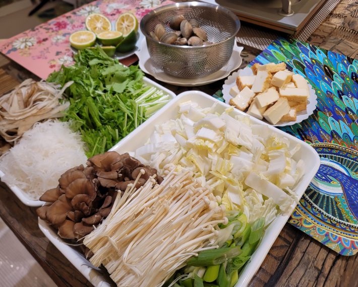 肉、貝類、きのこ、野菜などから旨味が染み出すことで、おいしい鍋料理が完成します