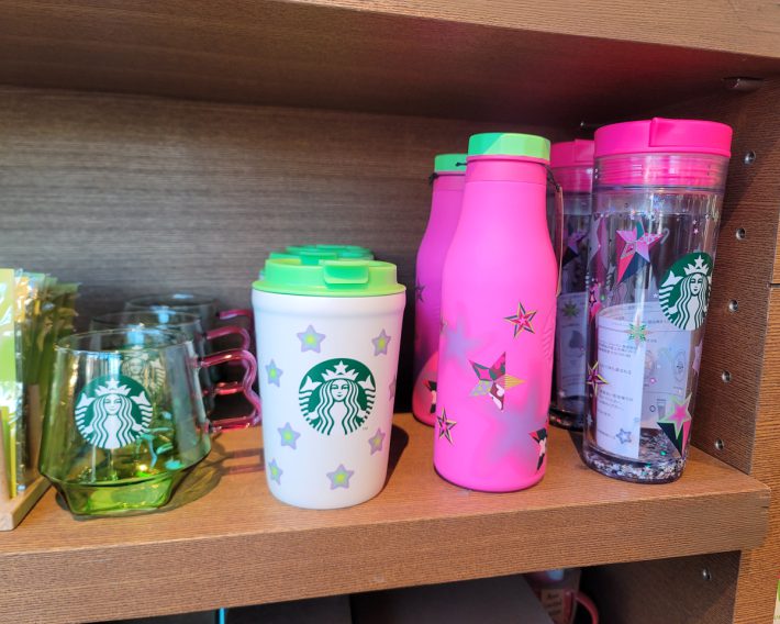 即完売すると予想されるのが、一番左の「ホリデー2023耐熱グラスマグスター355ml」（2400円）と、右から2番目の「ホリデー2023ステンレスロゴボトルスター473ml」（4400円）