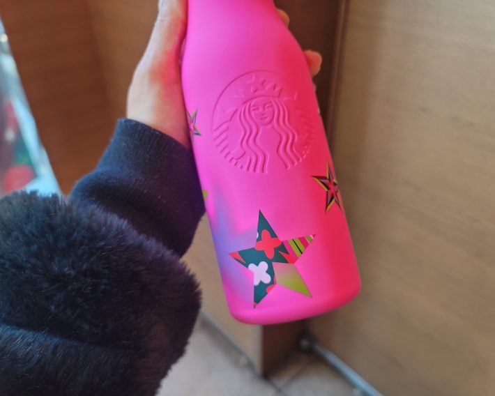 スタイリッシュな星柄がポイントに。サイレンロゴは凹凸感のあるデボス加工で高級感も演出