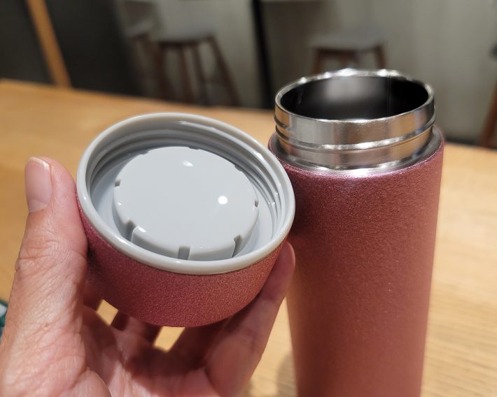ドリンク部分を入れる内側だけが、ステンレス、ポリプロピレン、シリコーンゴムが見えています