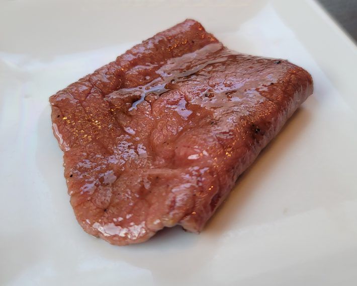 ほんのりピンクなロゼ色が、おいしい焼き頃です