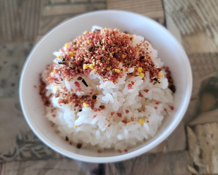 ある日の我が子の朝ごはん。すきやきふりかけが大好物です