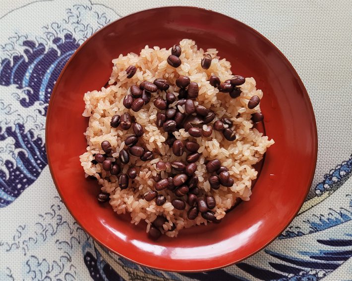 雑穀以上に食物繊維が豊富なのが小豆。お赤飯は炊飯器で作ることができます