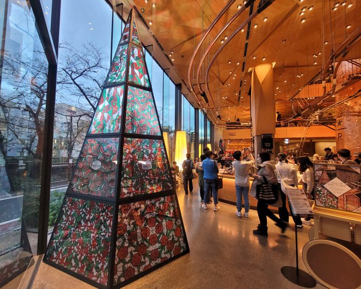 「スターバックス リザーブ ロースタリー 東京」では、2023年11月10日からホリデーシーズンのキャンペーンがスタート