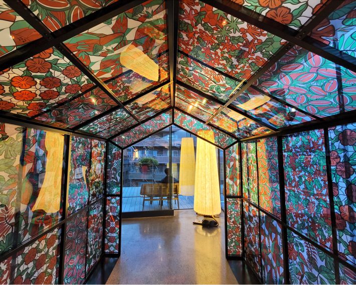 4階に登場したホリデーツリーハウス。中に入ると、ステンドグラスの光や焙煎、抽出などのクラフト音が感じられます