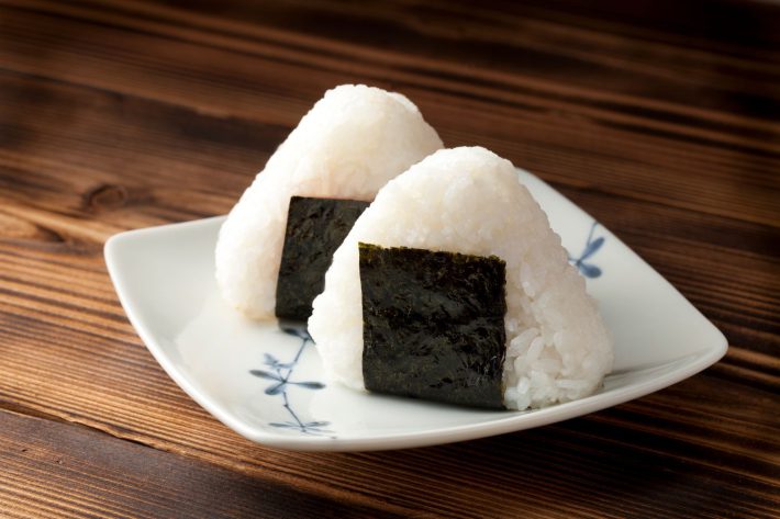 皿に並んだおにぎり