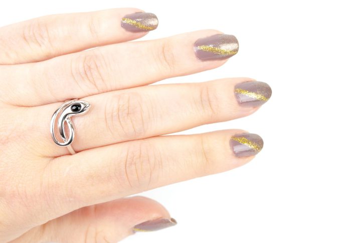 ヘビの指輪をつけている手