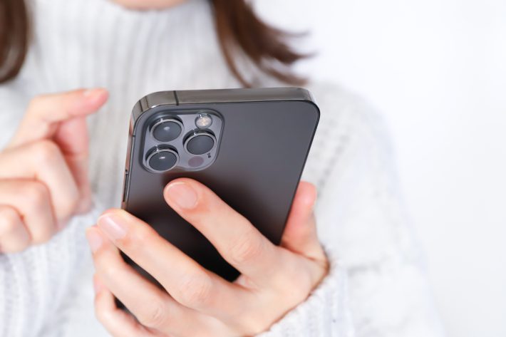 スマホを操作する女性の手元