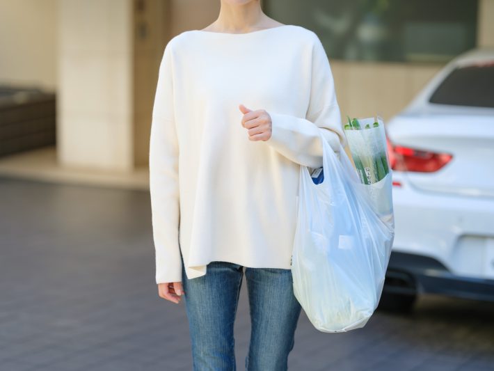 買い物をする女性