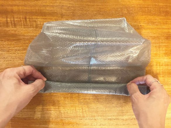 バッグ上部をくるくると3回折り畳む