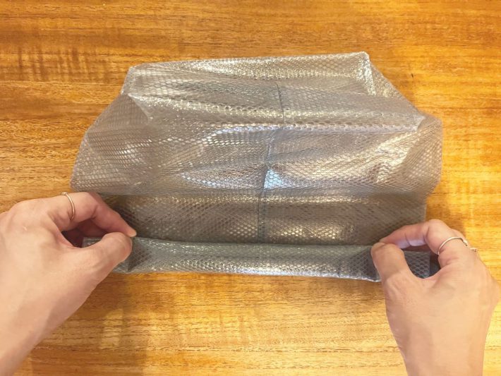 バッグ上部をくるくると3回折り畳む