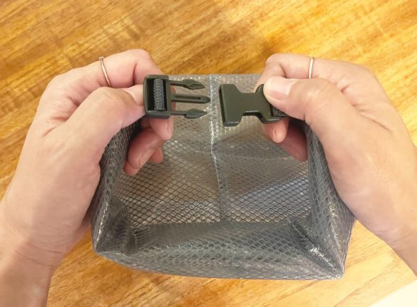 バックル部分が持ち手へと早変わり