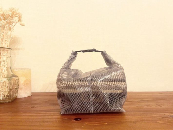 3回折ってバックルで留めればしっかり固定される