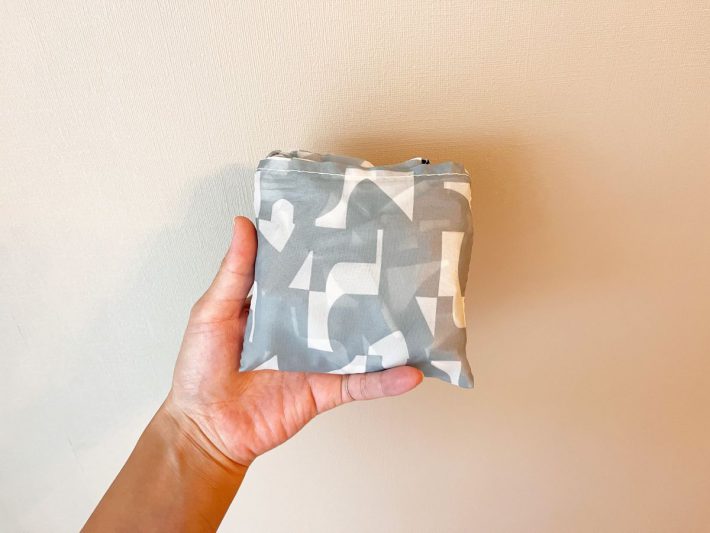 折りたたんでコンパクトに運べる