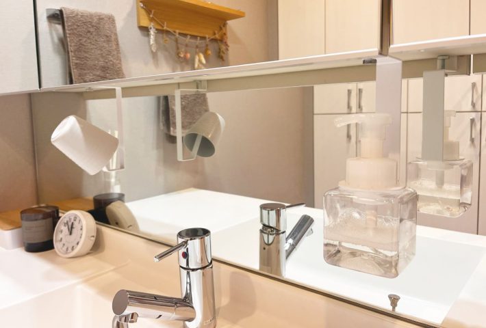 洗面戸棚下タンブラーホルダーと洗面戸棚下ディスペンサーホルダー