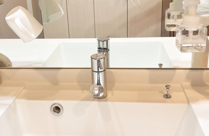 コップとハンドソープを浮かせて収納