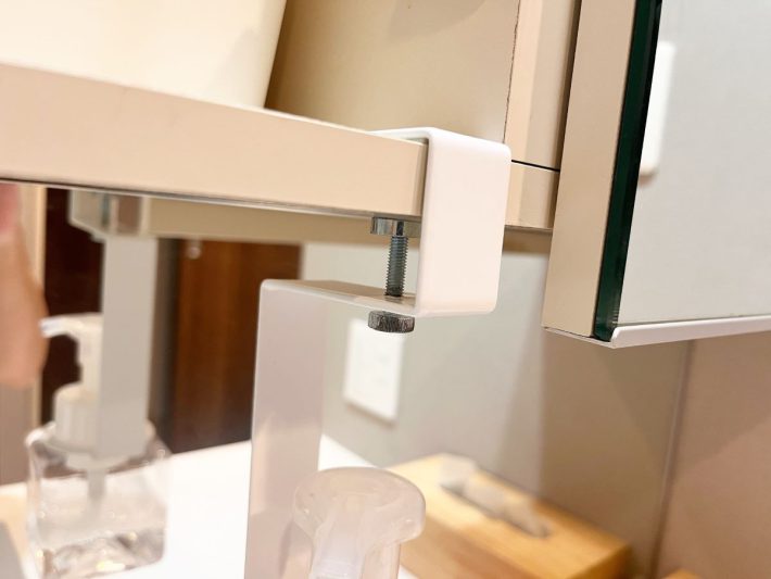 取り付けは棚板に挟んで固定するだけ