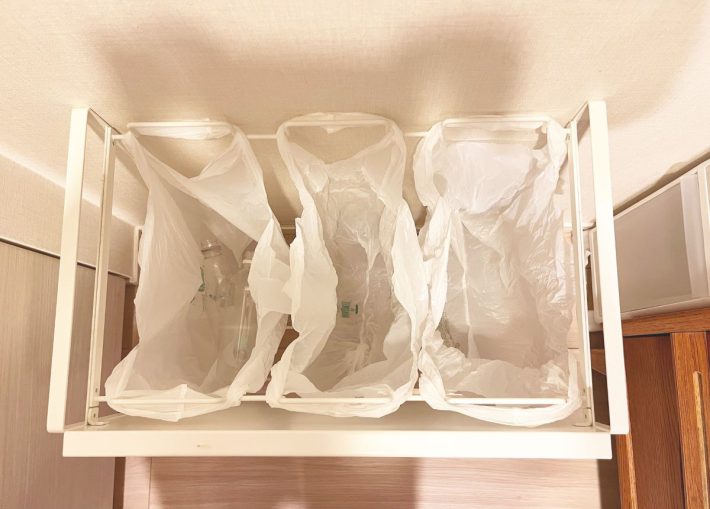 上部の取っ手に袋を引っ掛けて使う