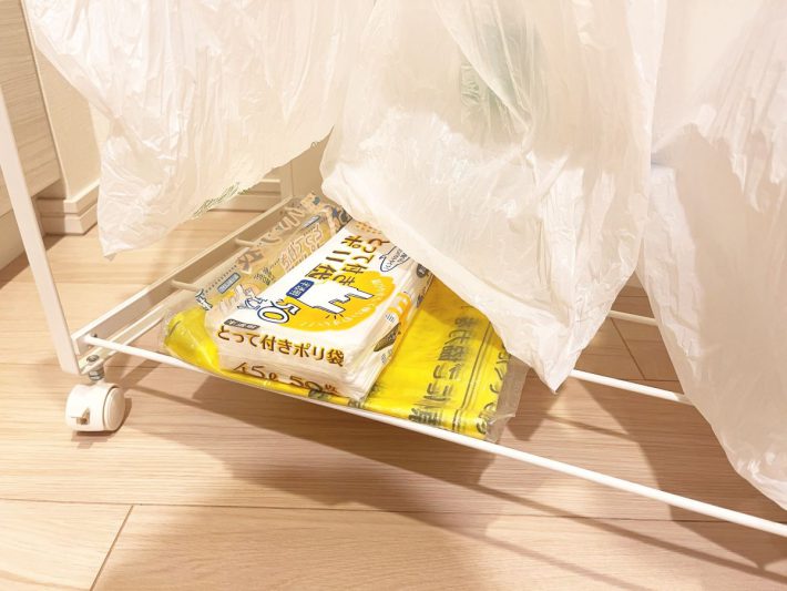 底面にゴミ袋のストックを収納できる
