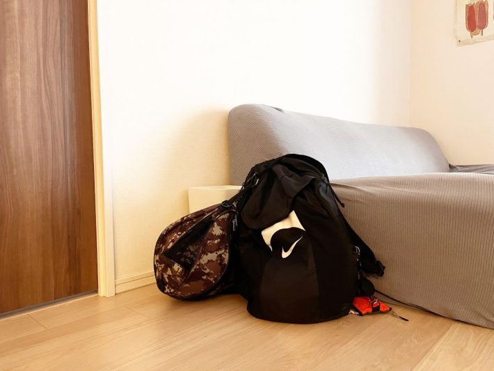 リビングに床置きされた荷物