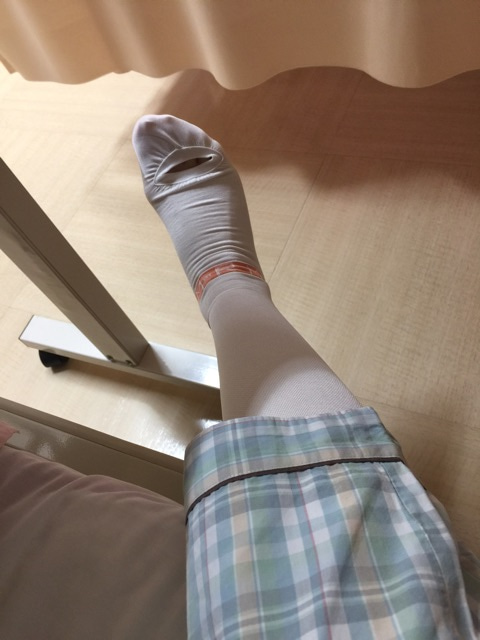 手術直前にうっ血防止の靴下をはく