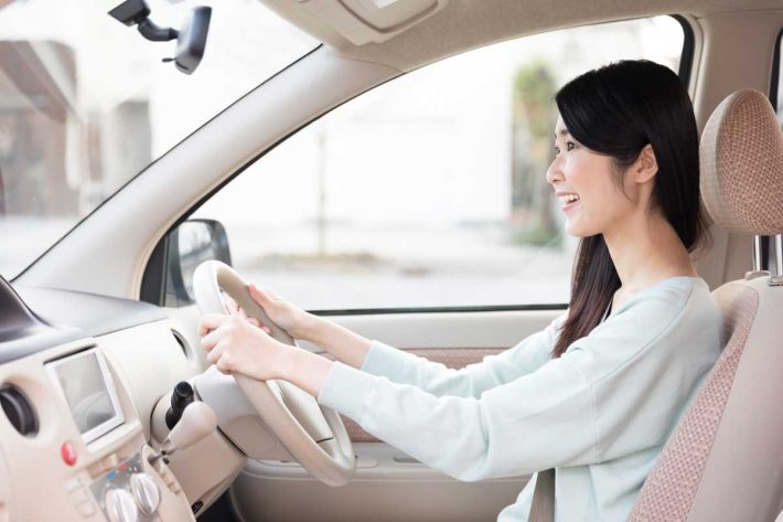 運転する女性