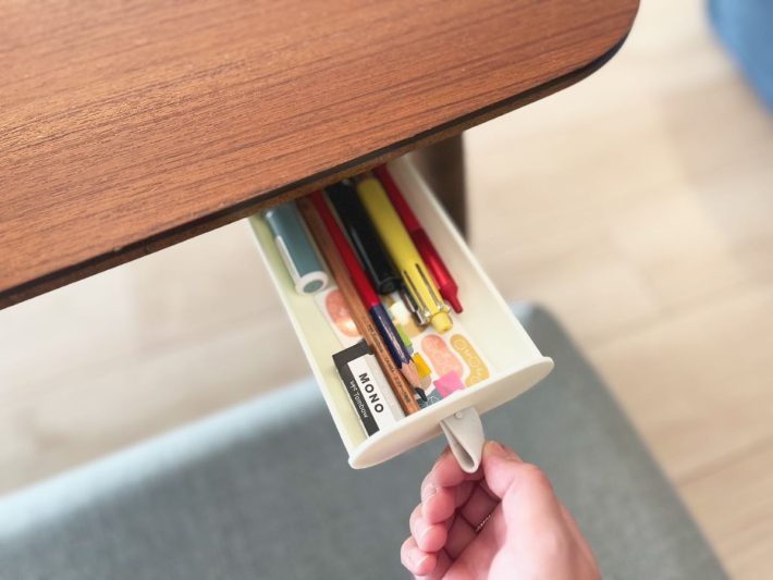 テーブルの下に取り付けられたチェスト