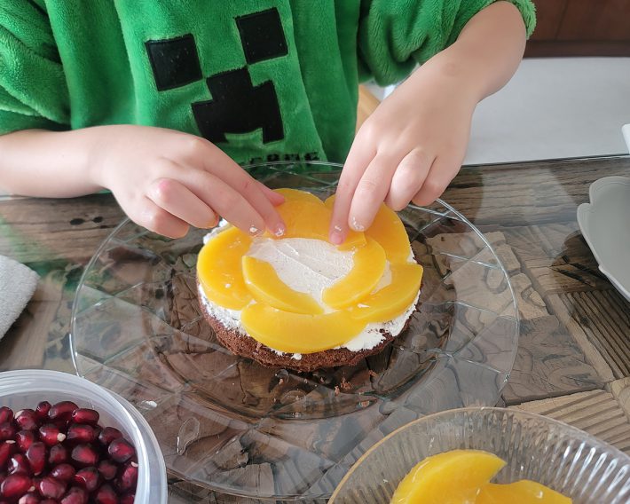 黄桃のシロップ漬けはリーズナブル。クリスマスケーキによく合います