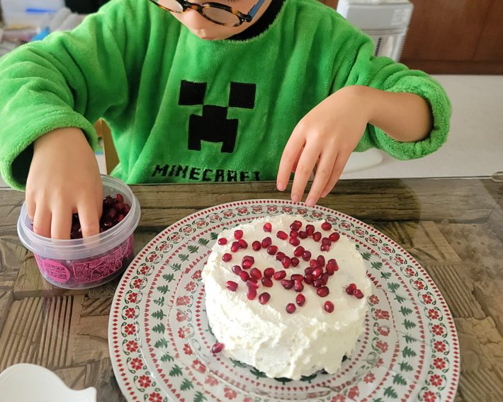 ザクロのケーキはなかなかありませんし、クリスマスっぽさが演出できます