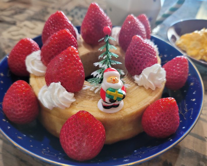 バウムクーヘン、イチゴ、ホイップ済みの生クリームで組み立てました