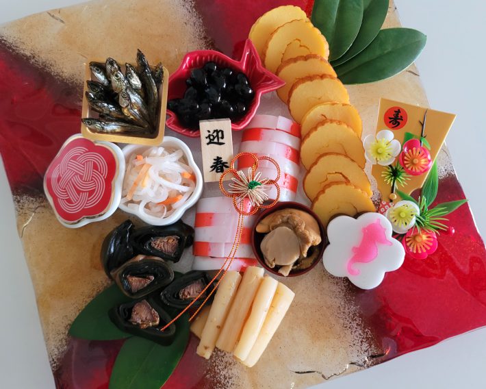 使ったのは、田作り、北海道産黒豆、伊達巻、白梅ようかん、北海道産帆立煮、味付けごぼう、鰊昆布巻、なます漬の9品