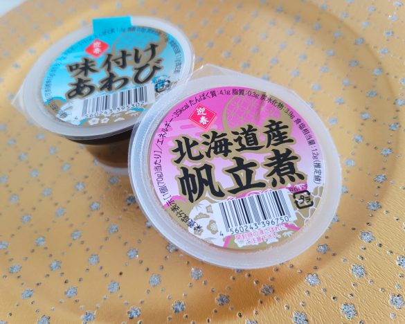 中国への輸出禁止で行き場を失った北海道産のホタテを活用した新商品「北海道産帆立煮」（162円）