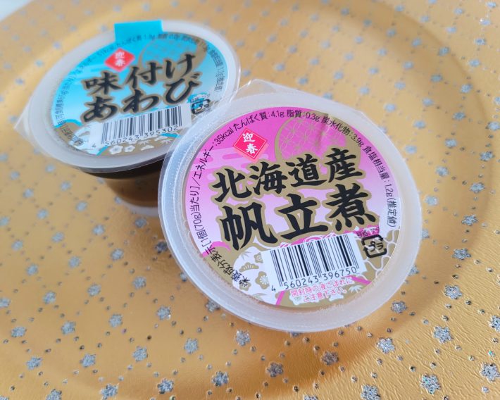 中国への輸出禁止で行き場を失った北海道産のホタテを活用した新商品「北海道産帆立煮」（162円）