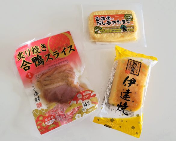 （左から時計回りに）炙り焼き合鴨スライス108円、白海老だし巻きたまご162円、伊達焼162円