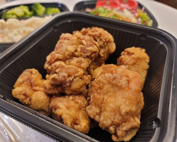 吉野家のから揚げは、肉厚で大ぶり感が特長。店内でひとつひとつ粉付けして揚げています