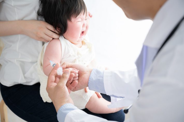予防接種で泣く赤ちゃん