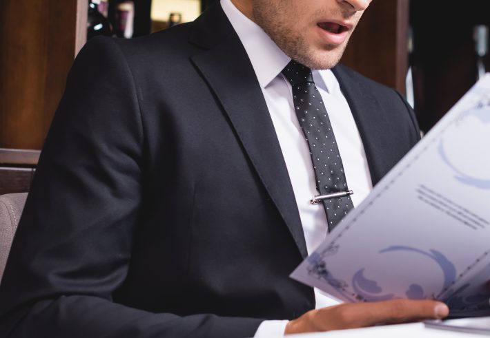 メニューを見て驚く男性