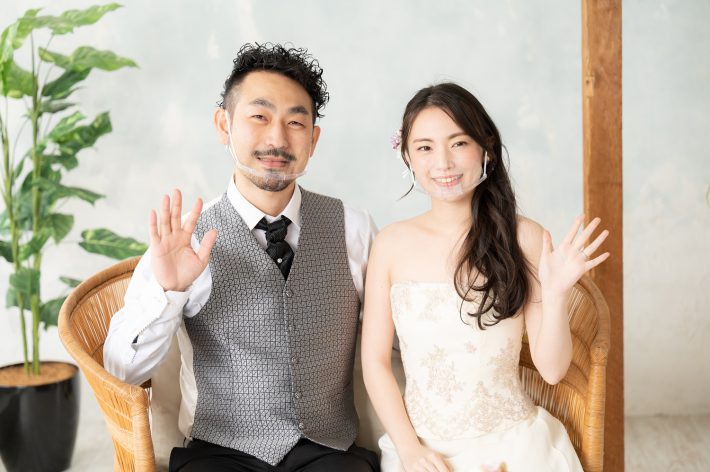 マウスガードをした新郎新婦