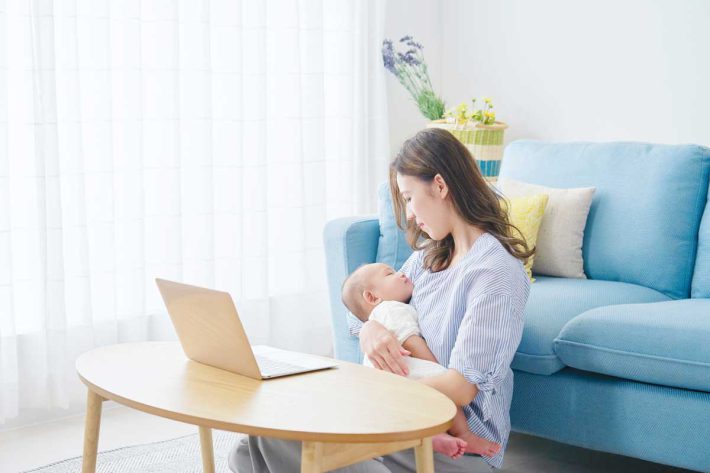 赤ちゃんをあやすママ