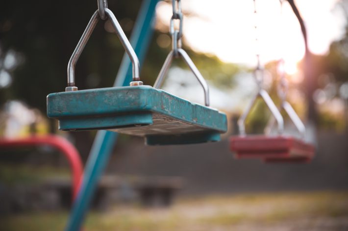 公園のブランコ