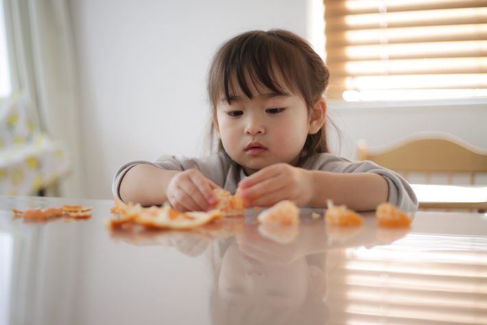 みかんを食べる女の子