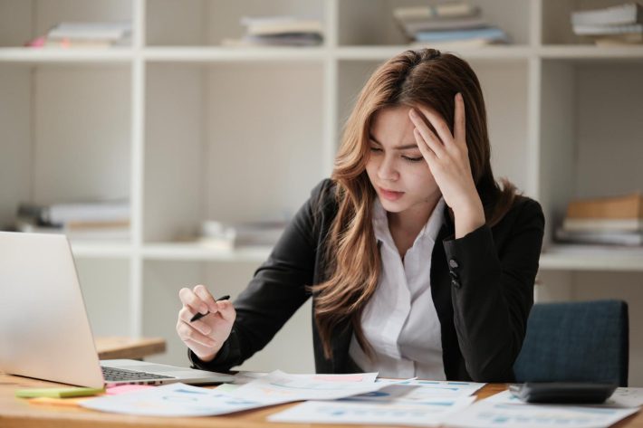 座って仕事をする女性