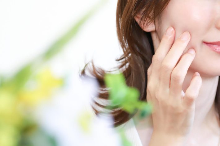 スキンケアする女性