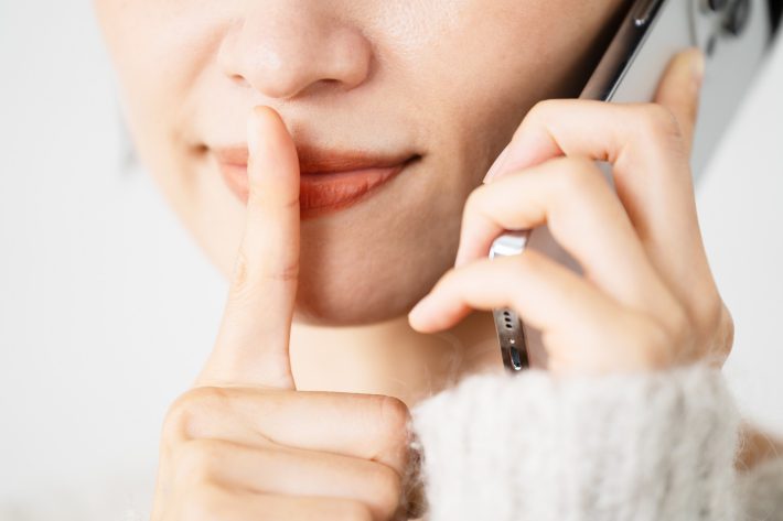 ニットを着ている女性