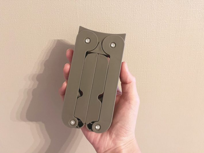 折りたたむとスマホと同じようなサイズ感