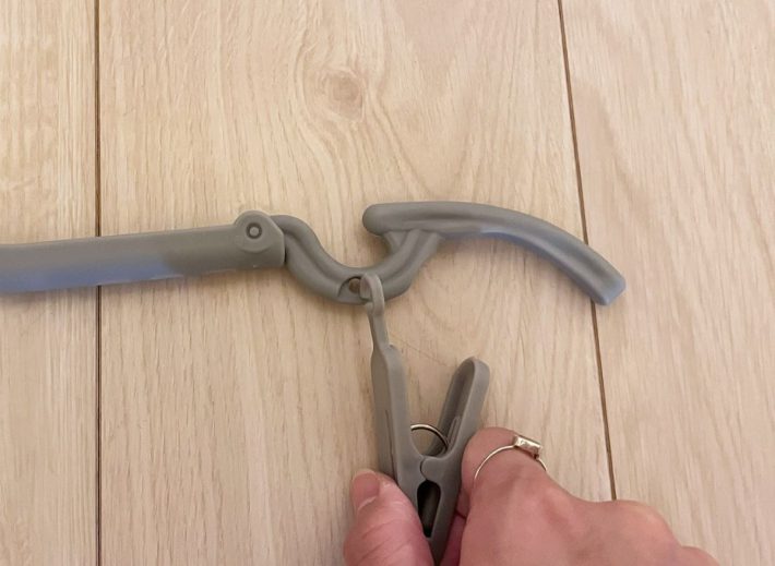 本体の穴にピンチをそれぞれ掛ける