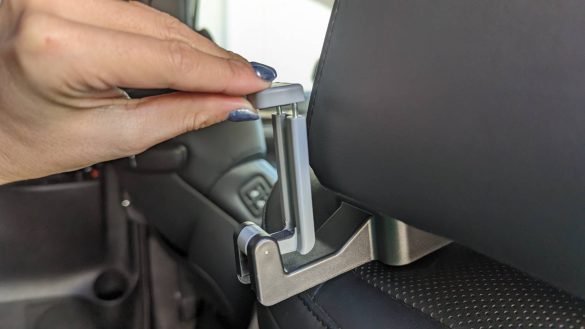 上のところがバネになっている